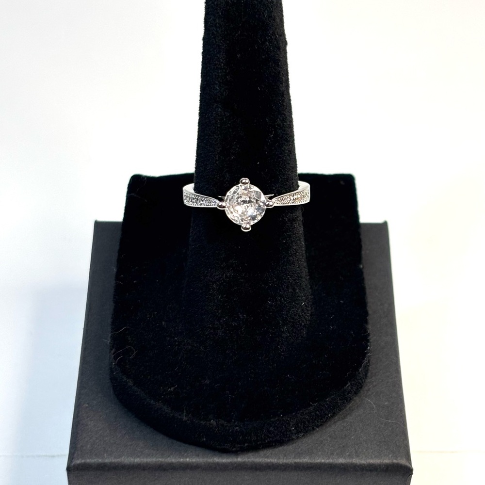18k white gold-plated solitaire ring